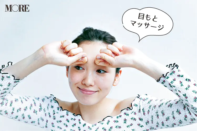 クリームで顔をマッサージする飯豊まりえ