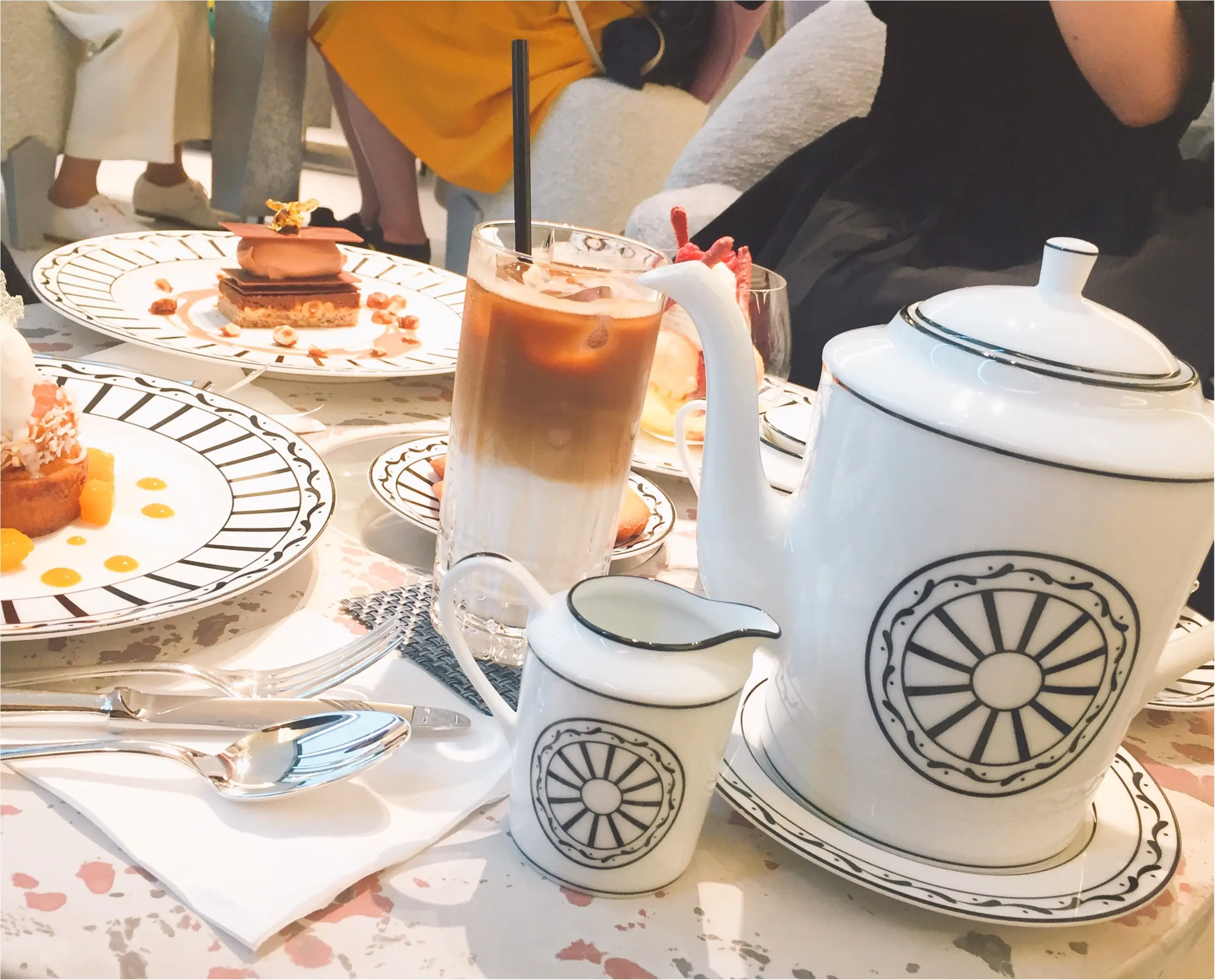【GINZASIXの楽しみかた】日本初出店!ピエールエルメ監修のCafeDiorで優雅なティータイムを楽しむ!!_4