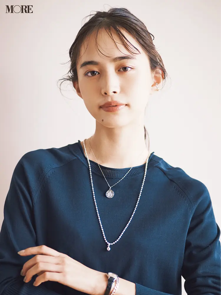 ロングネックレスをした井桁弘恵
