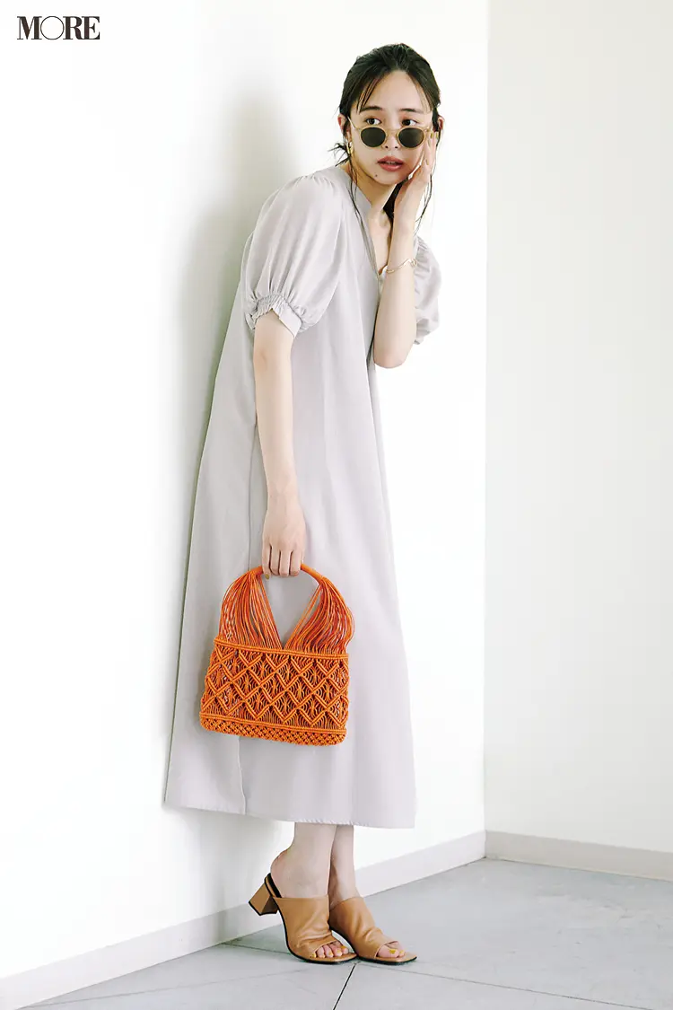 ワンピースを着てサングラスをかけた井桁弘恵