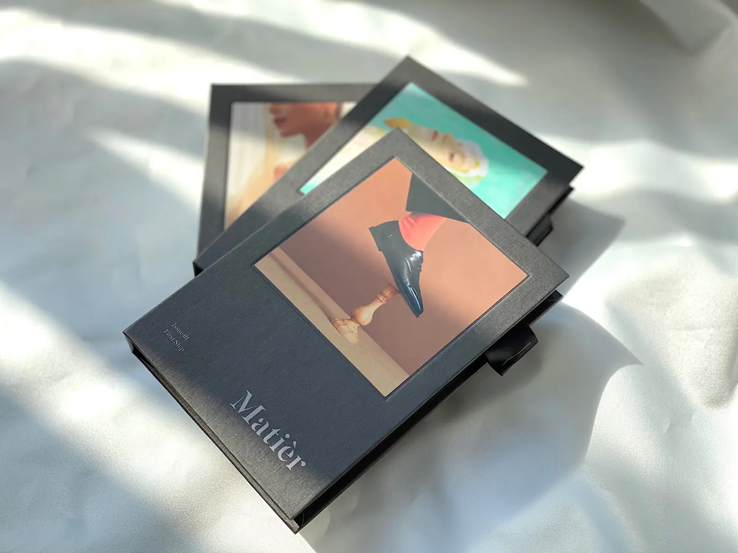 韓国コスメのマティエの「Makeup Book」は、アイシャドウ6色、チーク2色、リップ2色がセットになったブック型メイクパレット