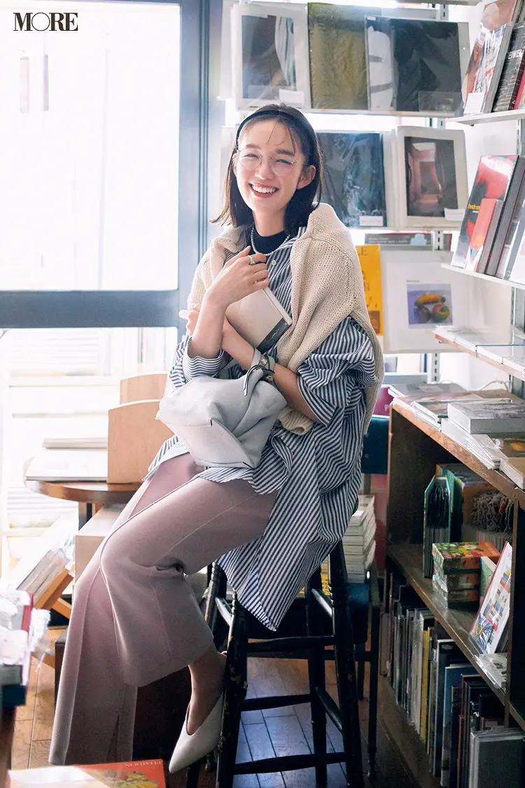 ストライプシャツとパンツのコーデにメガネをかけた佐藤栞里