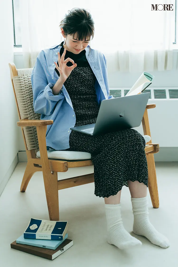 キャミワンピースにオックスフォードシャツをはおった佐藤栞里