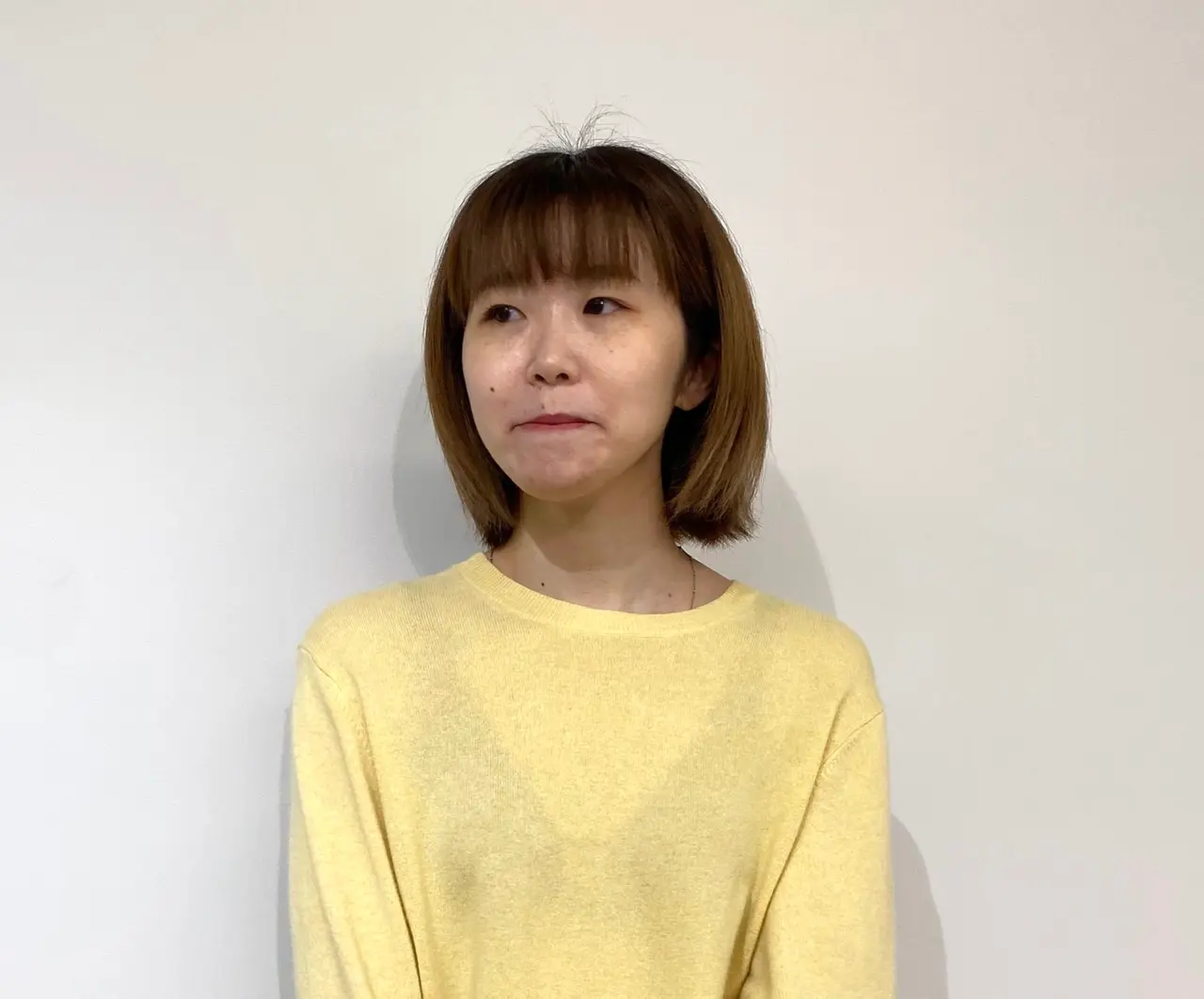 苦手カラーのイエローのニットを試着