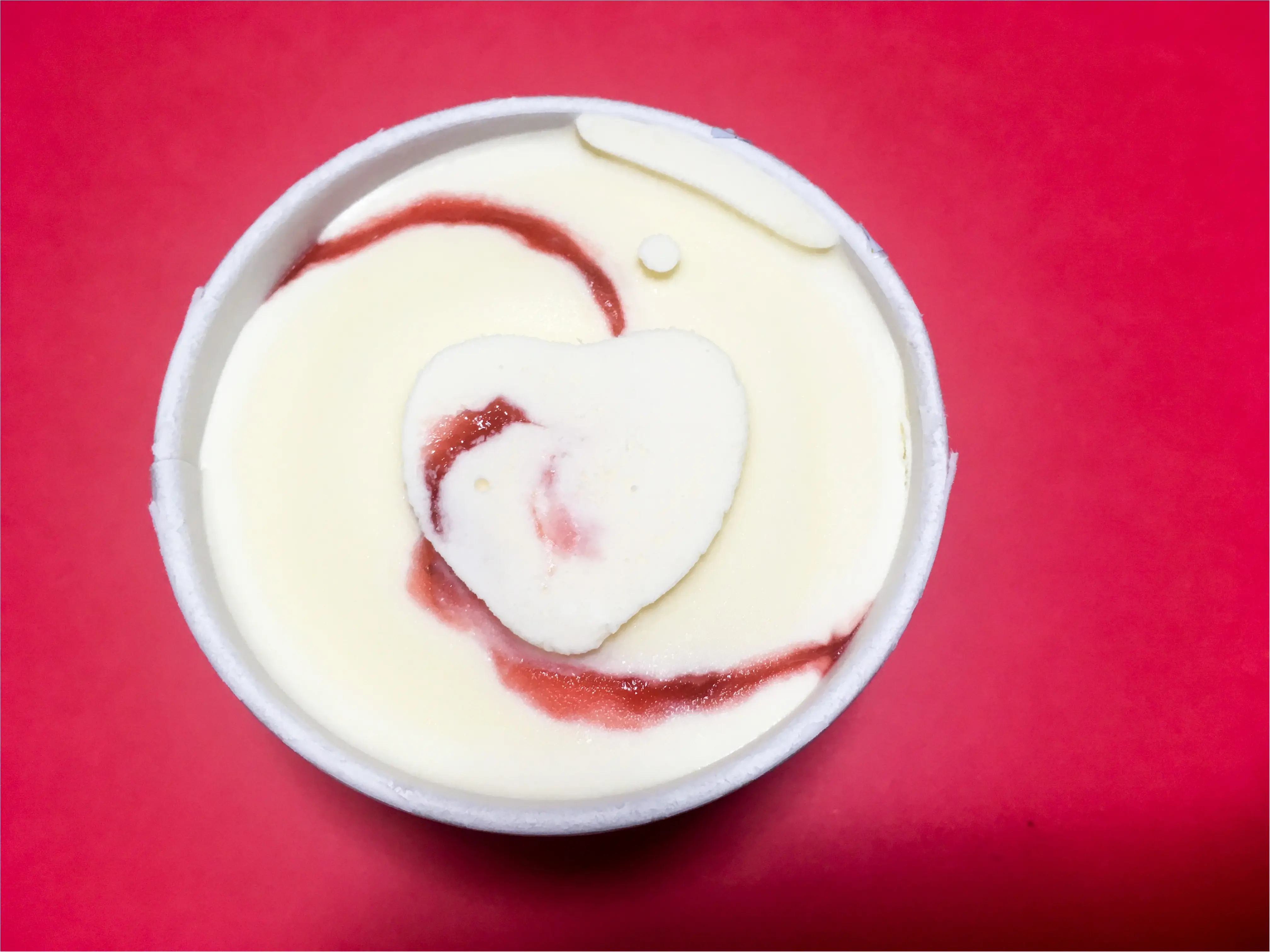 【ハーゲンダッツ速報▶︎▶︎】ちょっぴり甘酸っぱい初恋の味?! いちごのソースが効いている新作登場★_2