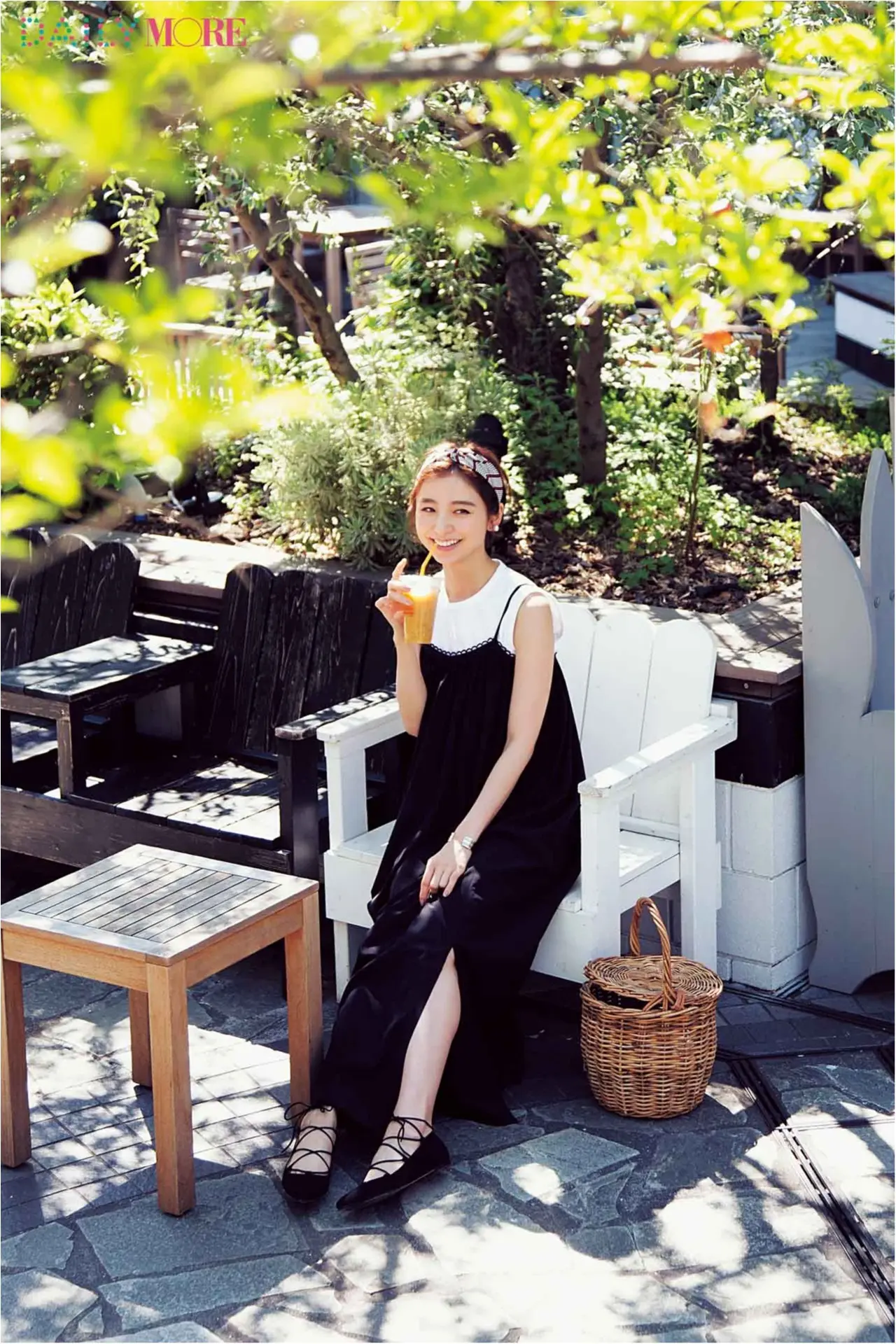 待ち合わせはテラス席。休日の麻里子はマキシワンピでおしゃれする~グリーンのテラス編~_2
