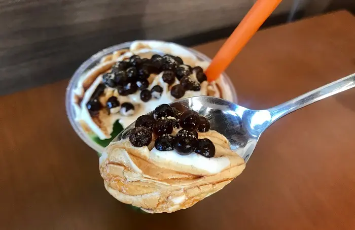 タリーズ新作「黒蜜きなこ抹茶スワークル」タピオカトッピングをスプーンですくっている様子