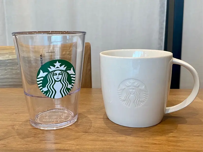 「スターバックス コーヒー 皇居外苑 和田倉噴水公園店」店内でのドリンク提供時に使われる（左）樹脂製グラス（右）マグカップ