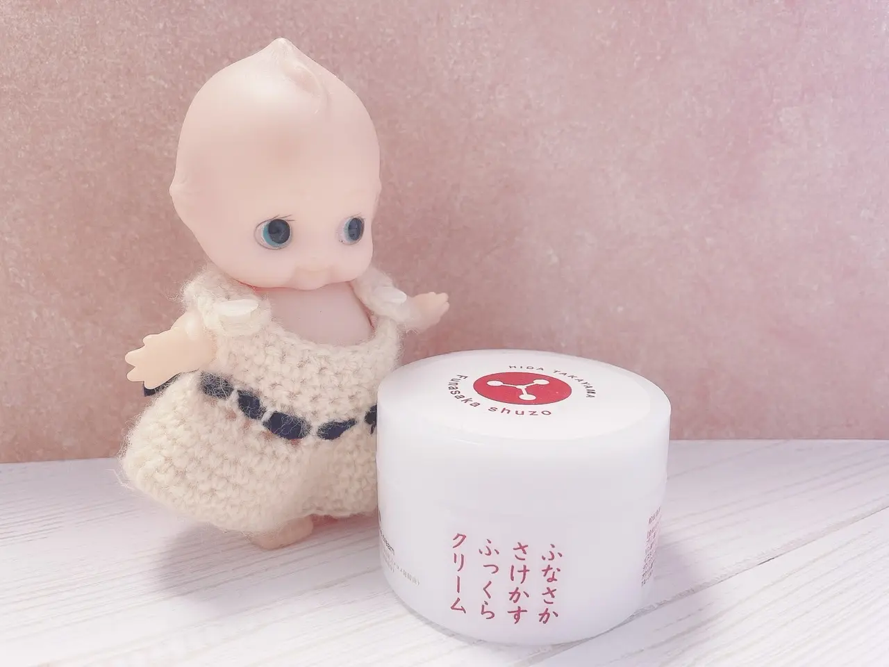 キューピーの人形と、船坂酒造のオールインワンクリーム