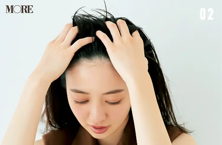 超簡単前髪ヘアアレンジ「サイド流しバング」の作り方! アイロンもブラシも使わずに寝ぐせをカバーできるから、忙しい朝にぴったり♪_4