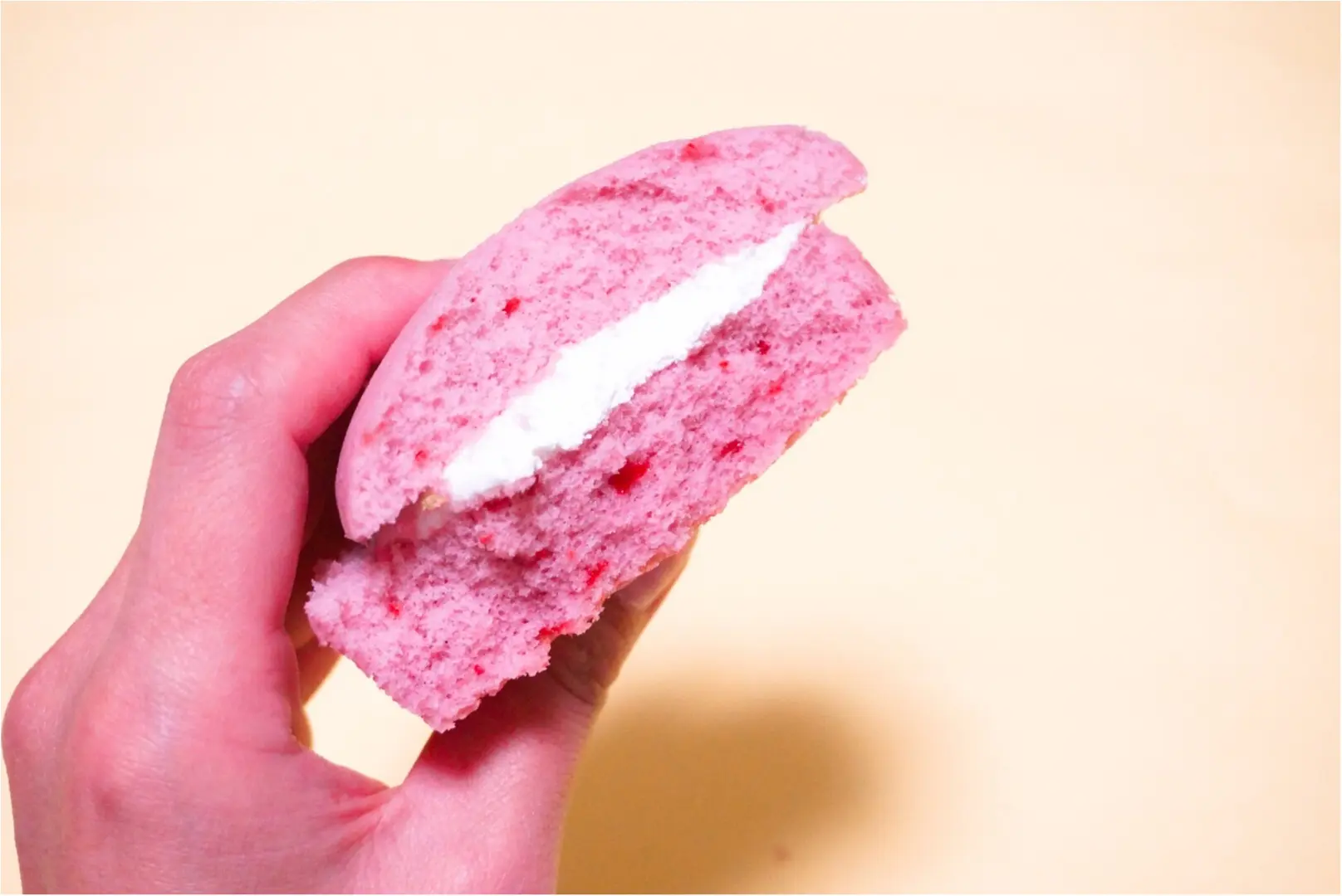 ピンクカラーが目を引くコンビニパン♪本日発売‼︎【ローソン】の『まるでいちご蒸しケーキ』が可愛すぎるっ♡_3