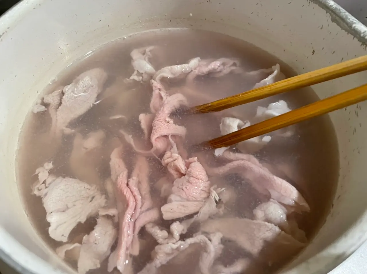 豚肉(しゃぶしゃぶ用)を茹でる