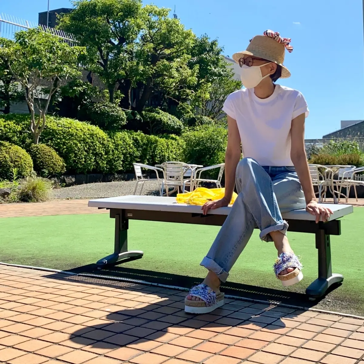 無印良品のオーガニックコットンフレンチスリーブTシャツ白、夏のレディースコーデ