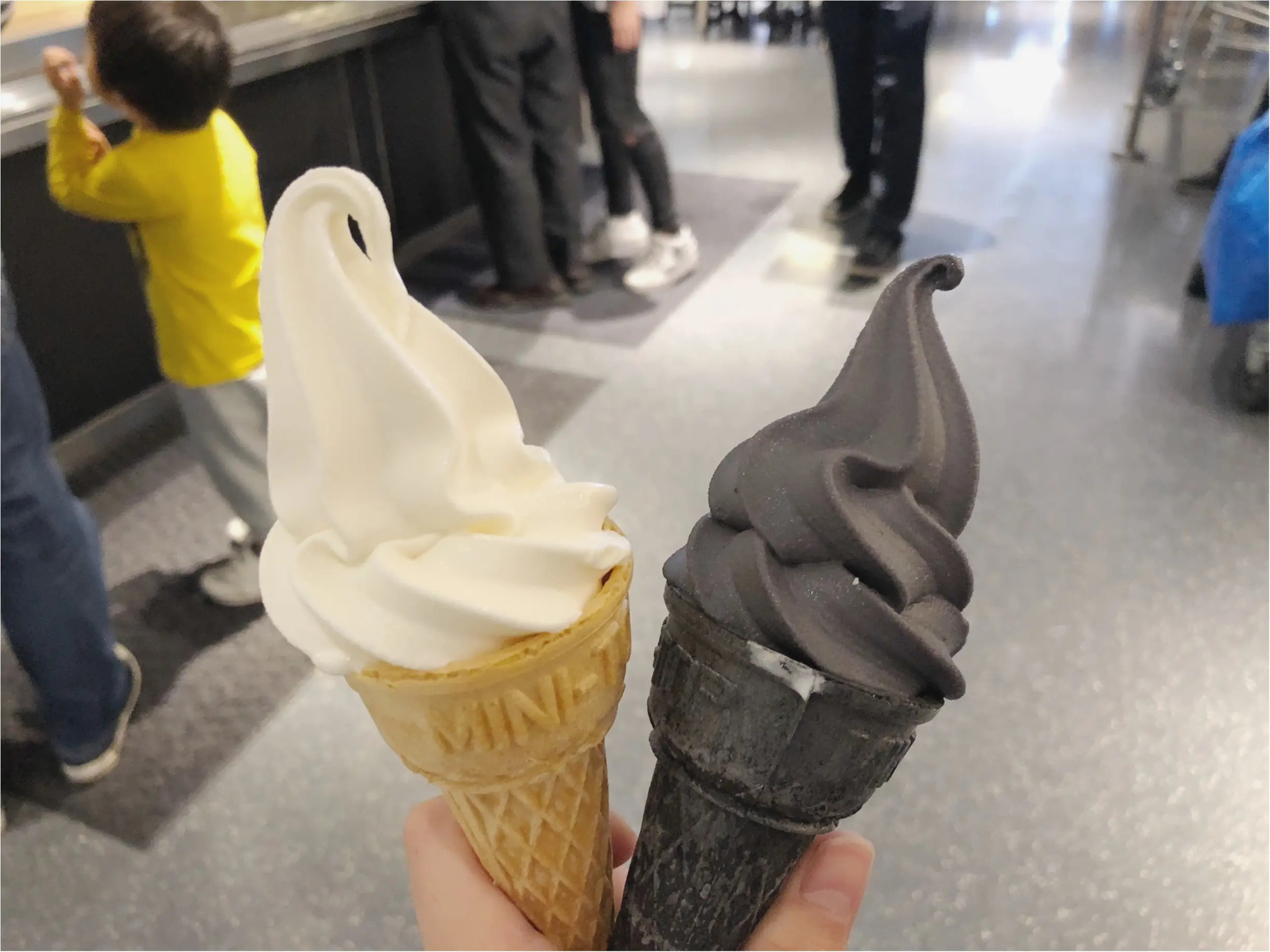 【IKEA】ハロウィン限定の”黒いソフトクリーム”さぁ、何味でしょう??_1