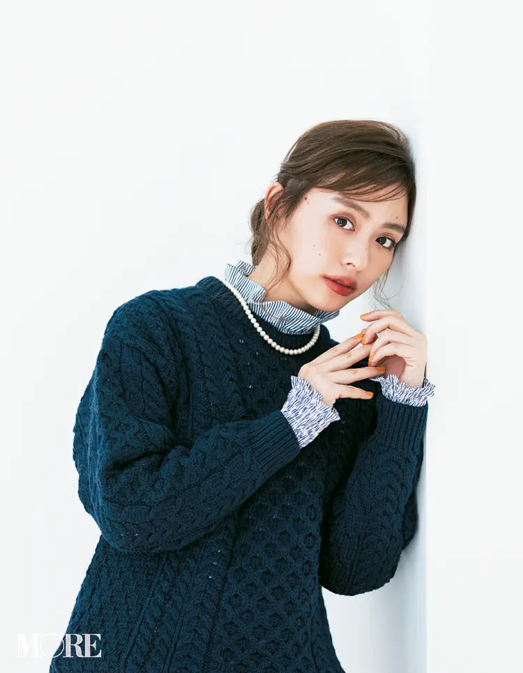 見慣れたニットが「まるで別人」☆ 首もとコーデ次第でクルー&Vネック6変化! 記事Photo Gallery_1_5