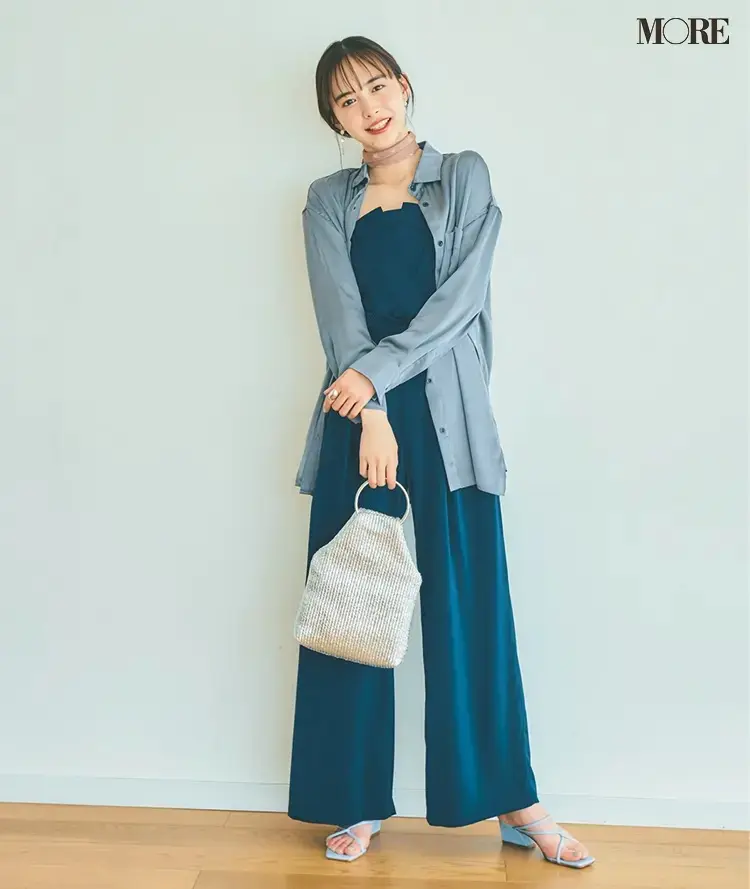 【サロペットコーデ】ブルーのサロペット×シャツのコーデ