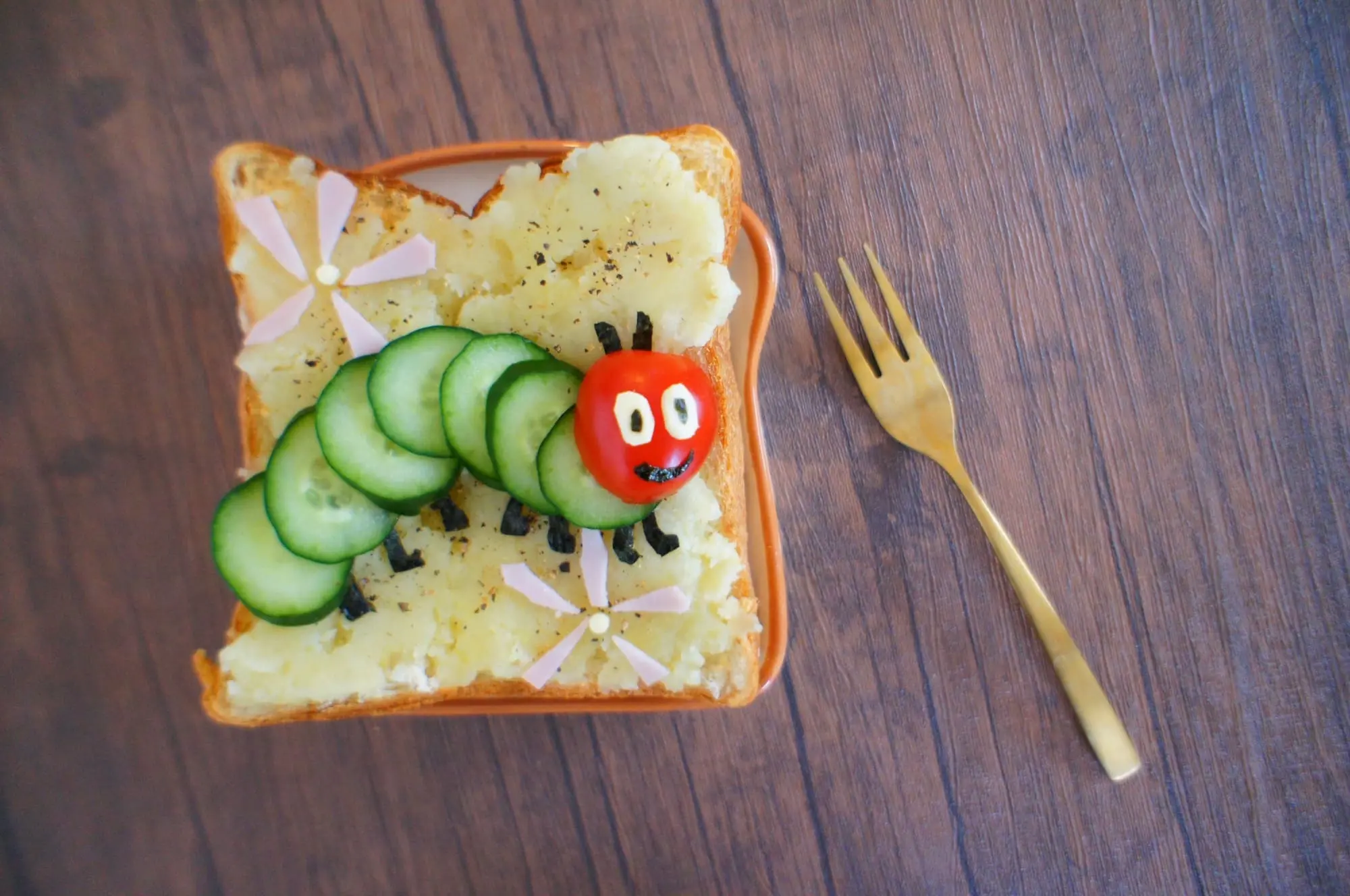 はらぺこあおむしのトースト