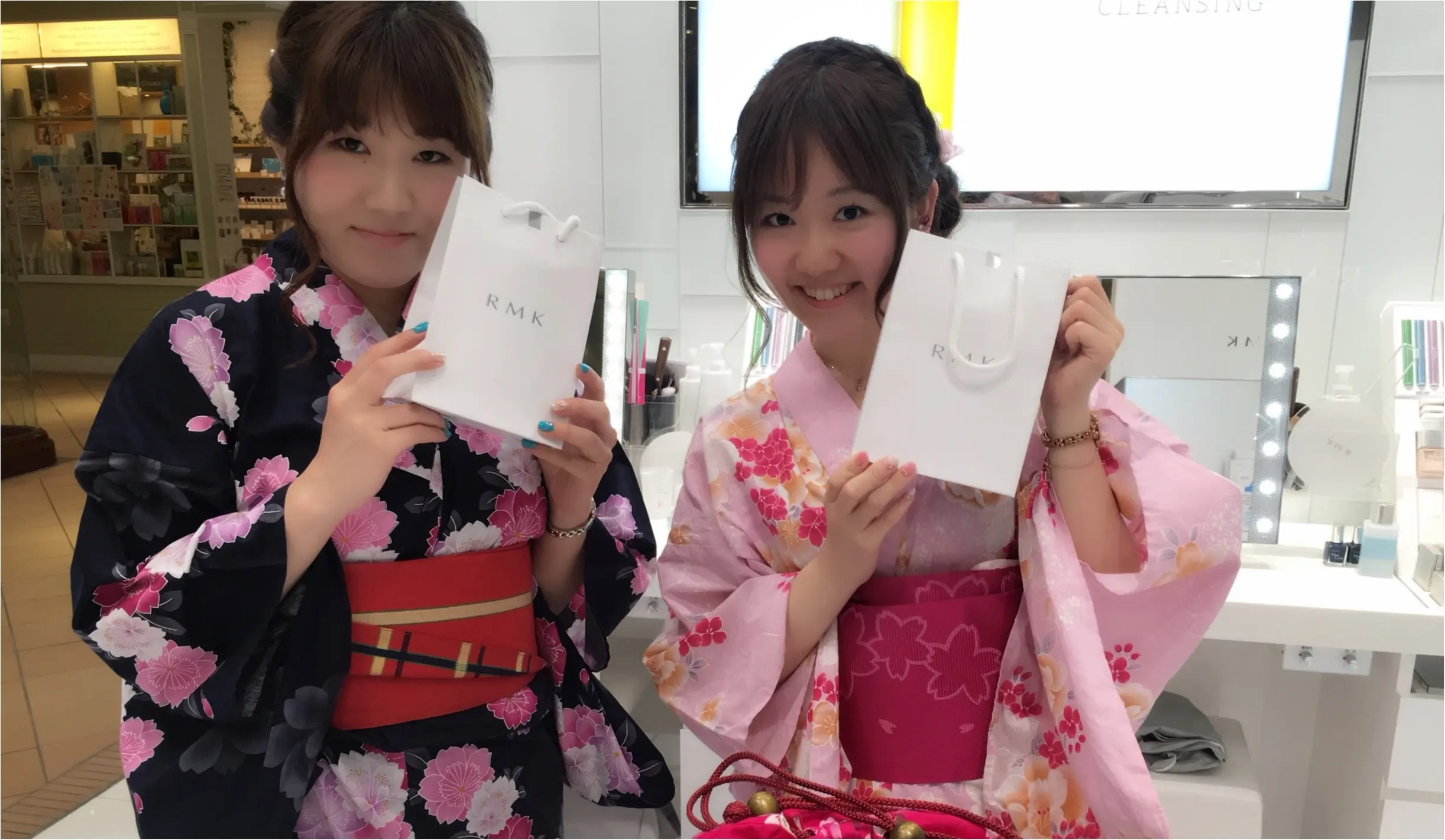プロのメイクさんがオススメ!♡これを使えば小悪魔メイクの完成!?♡RMKの◯◯◯❤︎_5
