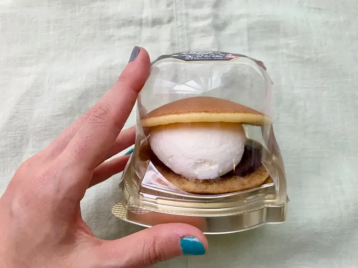 ファミマの「黒みつしみうま生どら焼」がおいしすぎる件。老舗和菓子屋『榮太樓總本鋪』監修の逸品【コンビニスイーツ新作、食べてみた！】_2