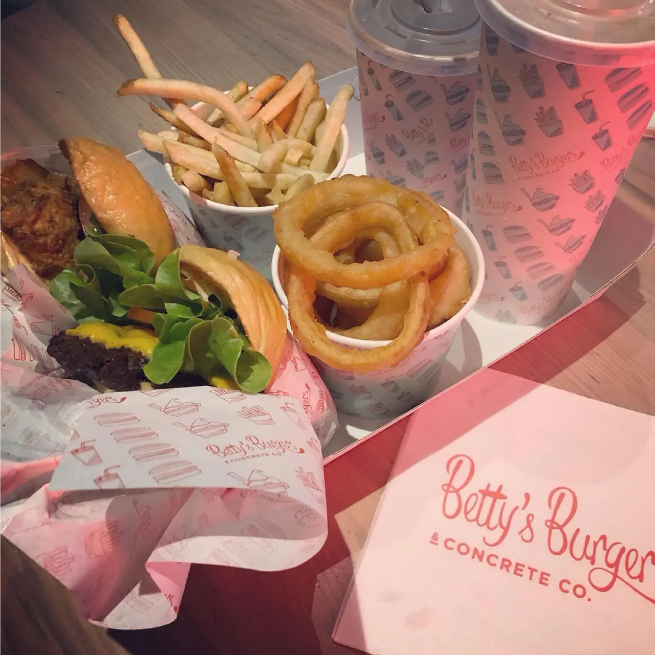 <女子旅*オーストラリア>ティーンから大人まで!大人気のおしゃれバーガーショップ"ベティーズバーガー"でディナー♡_2