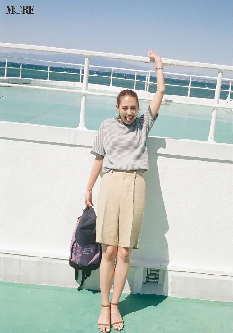 ボーダートップスは「海っぽく」着るのが正解◎! カジュアルだけどきれい、がかなう背中あきやゆるシルエットで差をつけて_3
