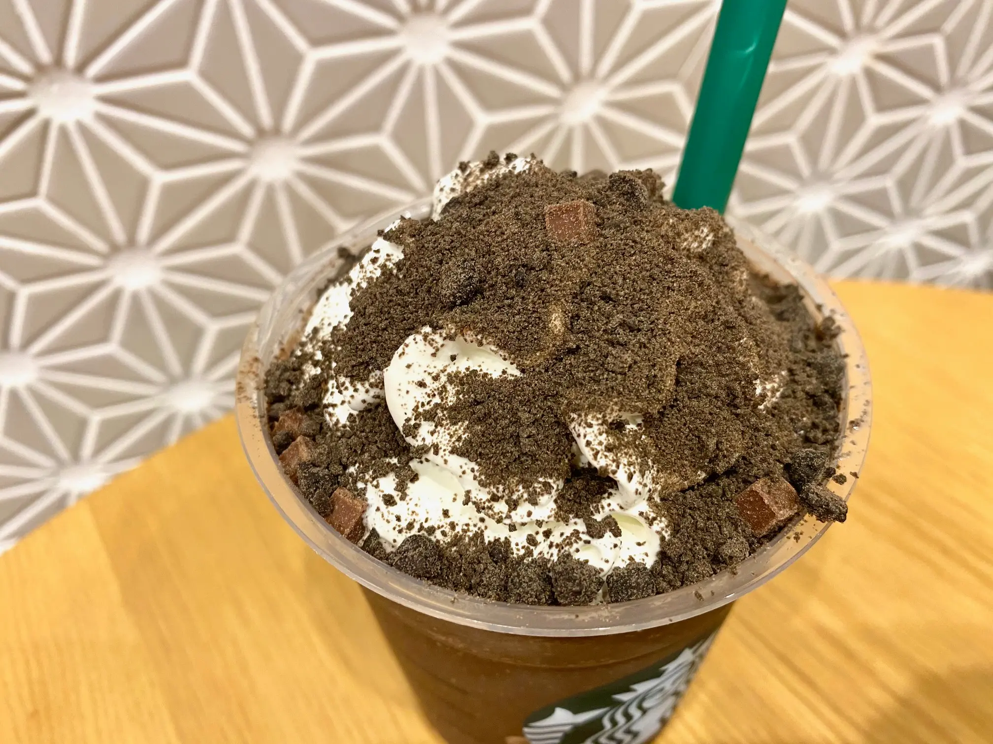 【スタバ 新作レポ】バレンタイン2021第2弾「チョコレート オン ザ チョコレート フラペチーノ」のトッピングをアップで写した写真