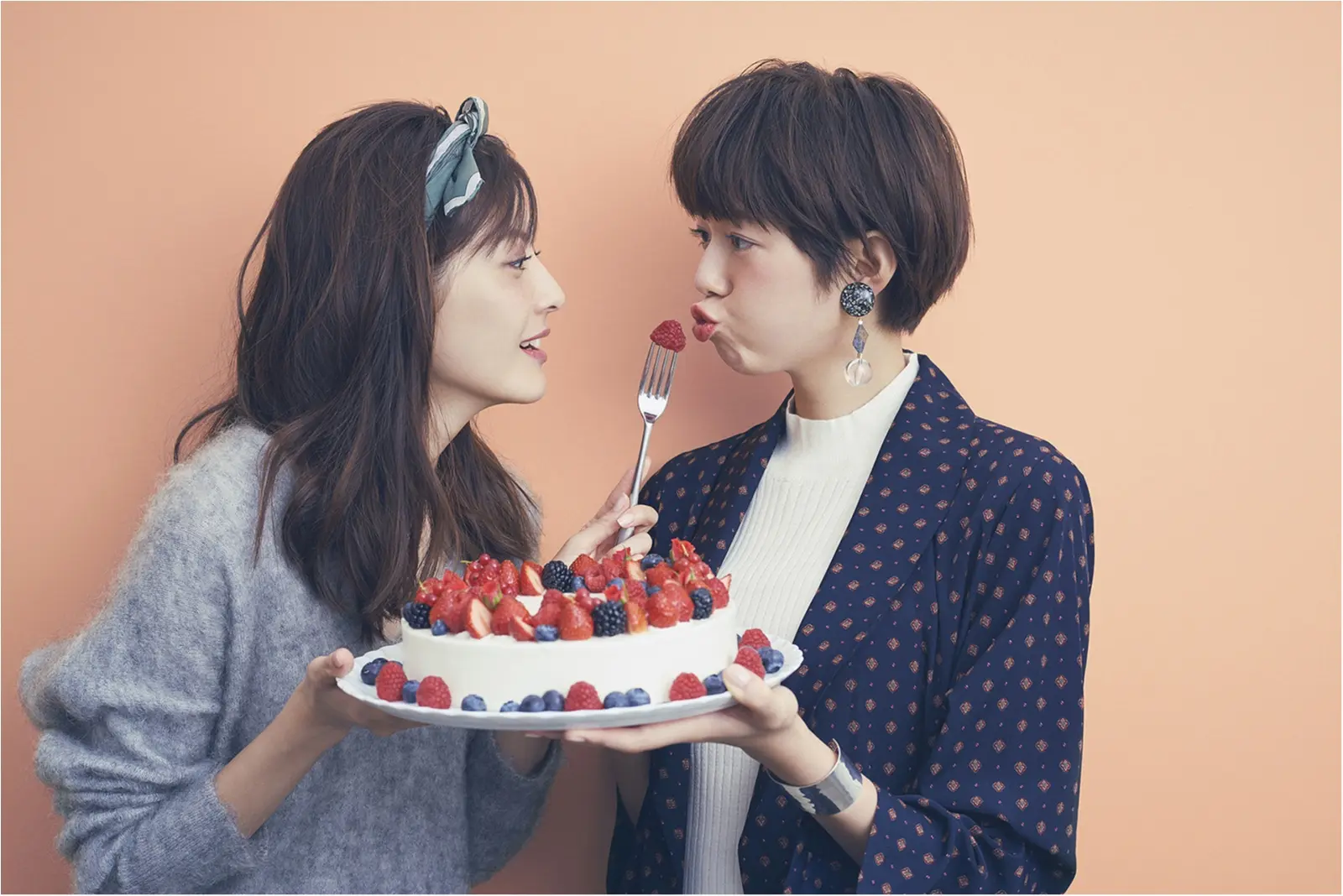 佐藤ありさ&佐藤栞里の間違い探しオフショットを公開!_2