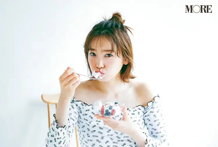 ヨーグルトを食べている飯豊まりえ