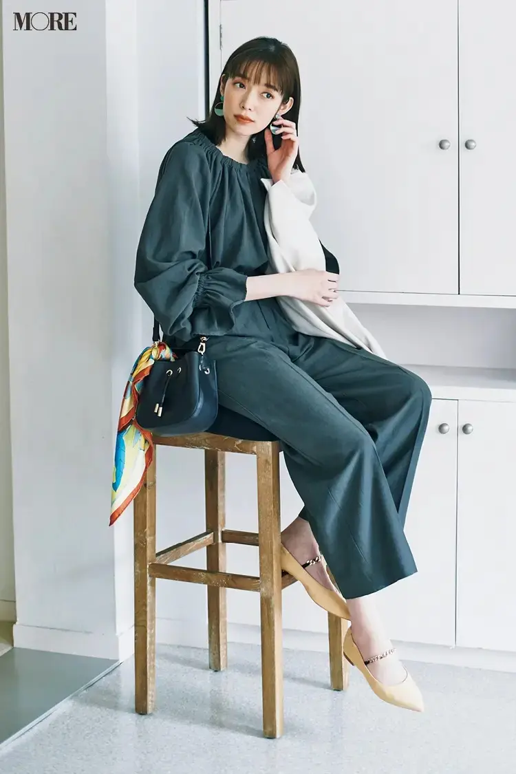 グレーのブラウスとパンツのセットアップコーデ