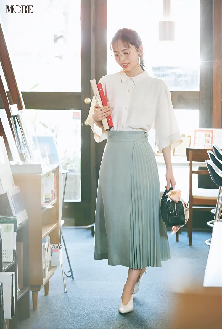 ECブランドのシャツ×スカートコーデの井桁弘恵