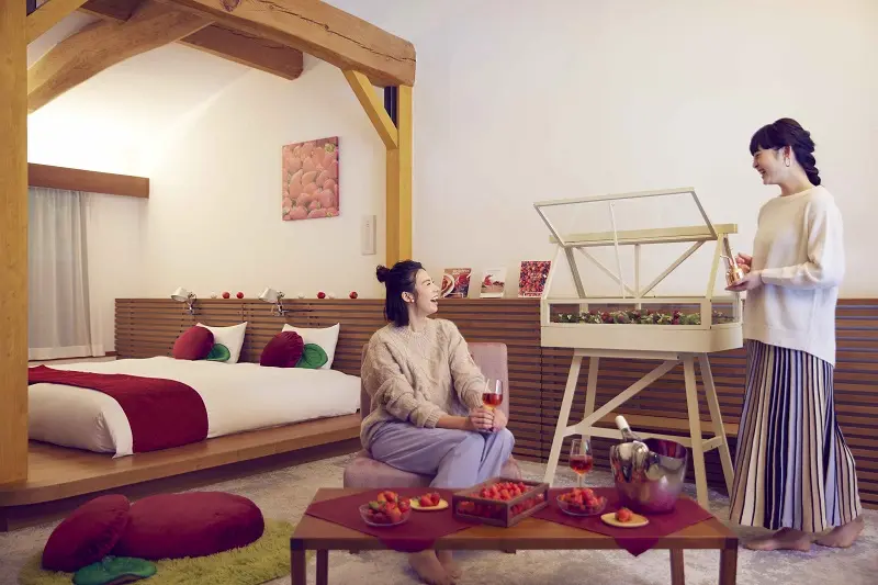 『星野リゾート　リゾナーレ那須』の「イチゴフルステイ」を利用中の女性の様子