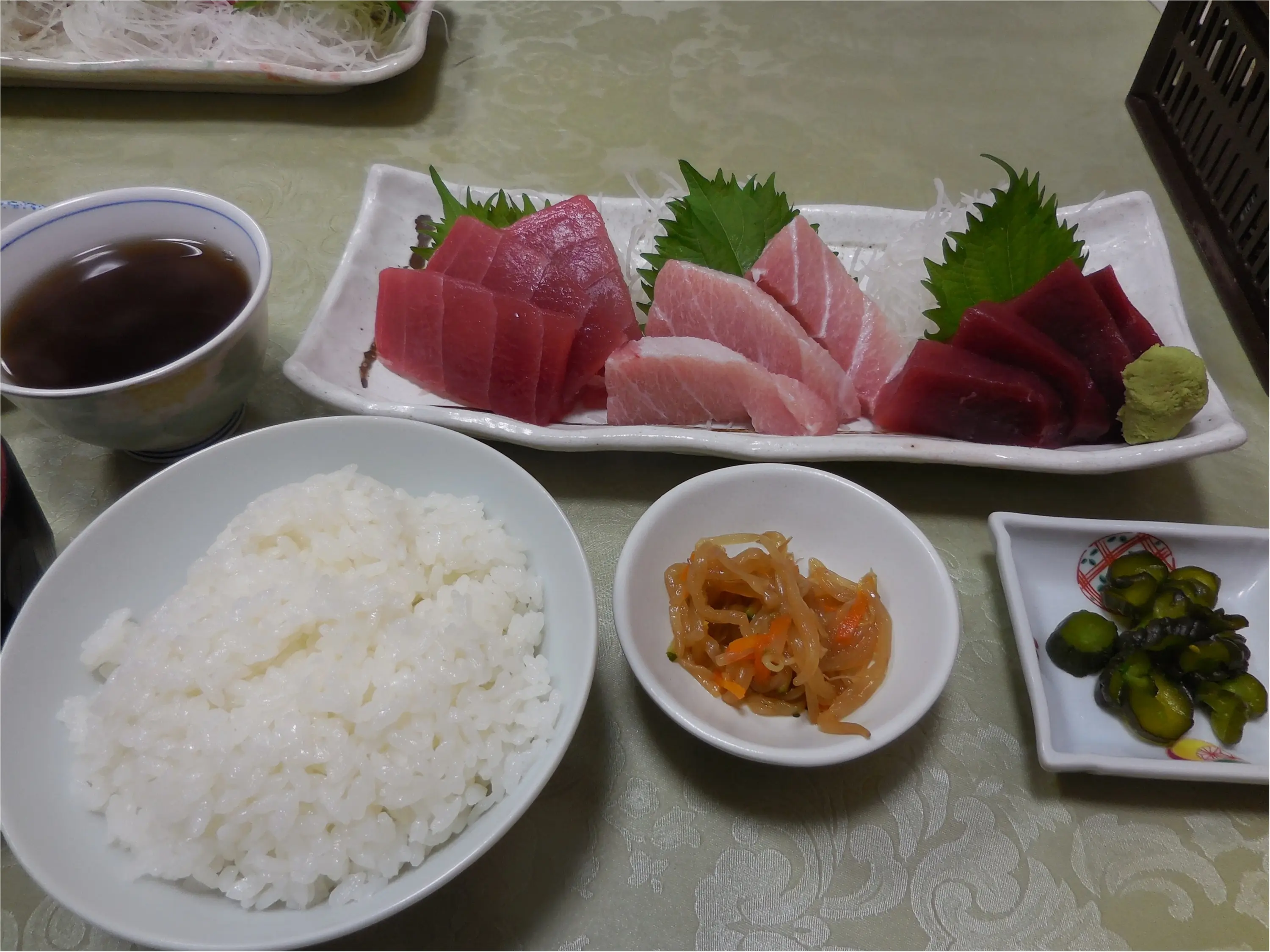 みさきまぐろきっぷにはのっていない、でもひときわ大行列なのは【まるいち食堂】_3