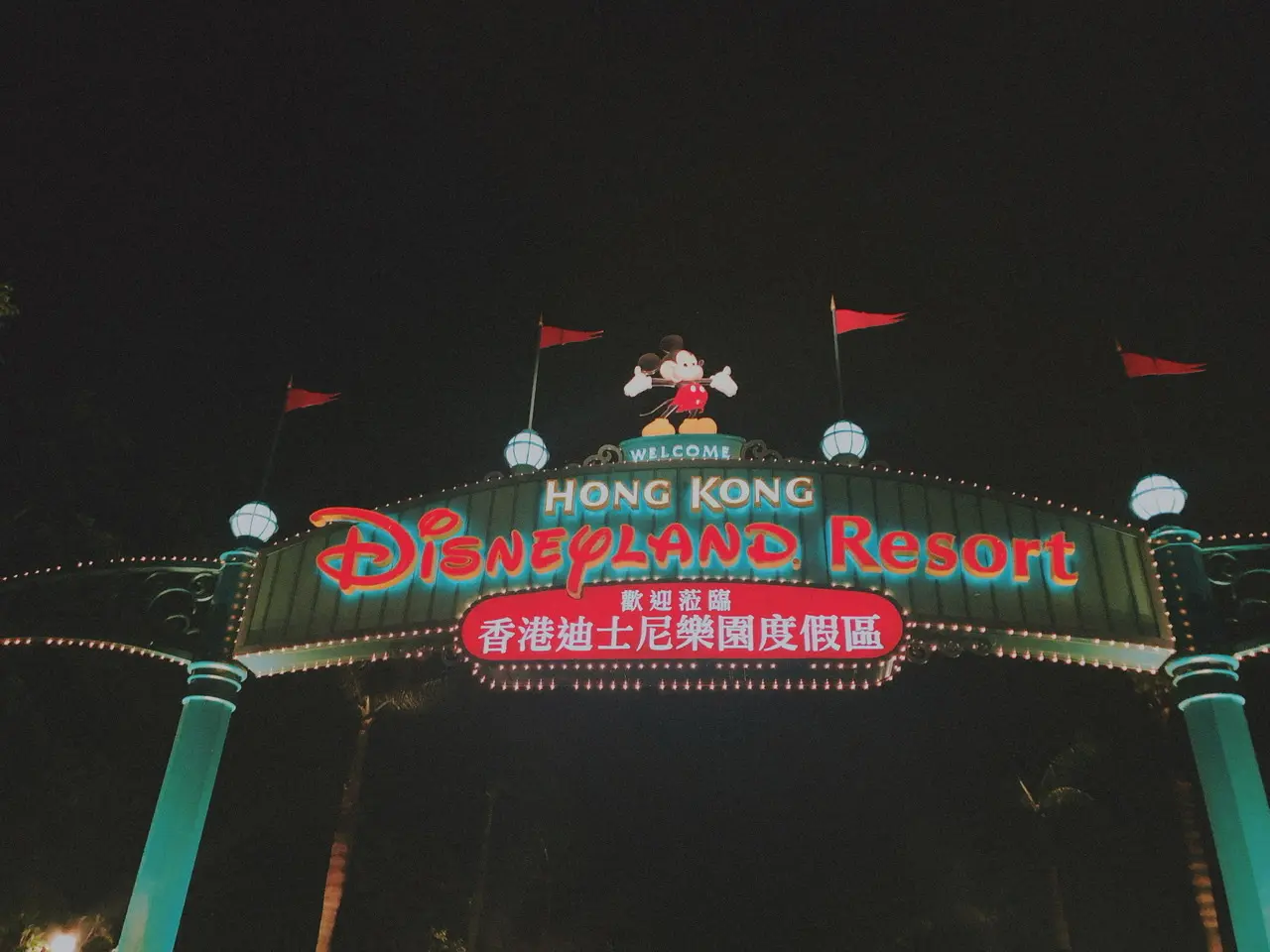 香港ディズニーランドのエントランス(アーケード)