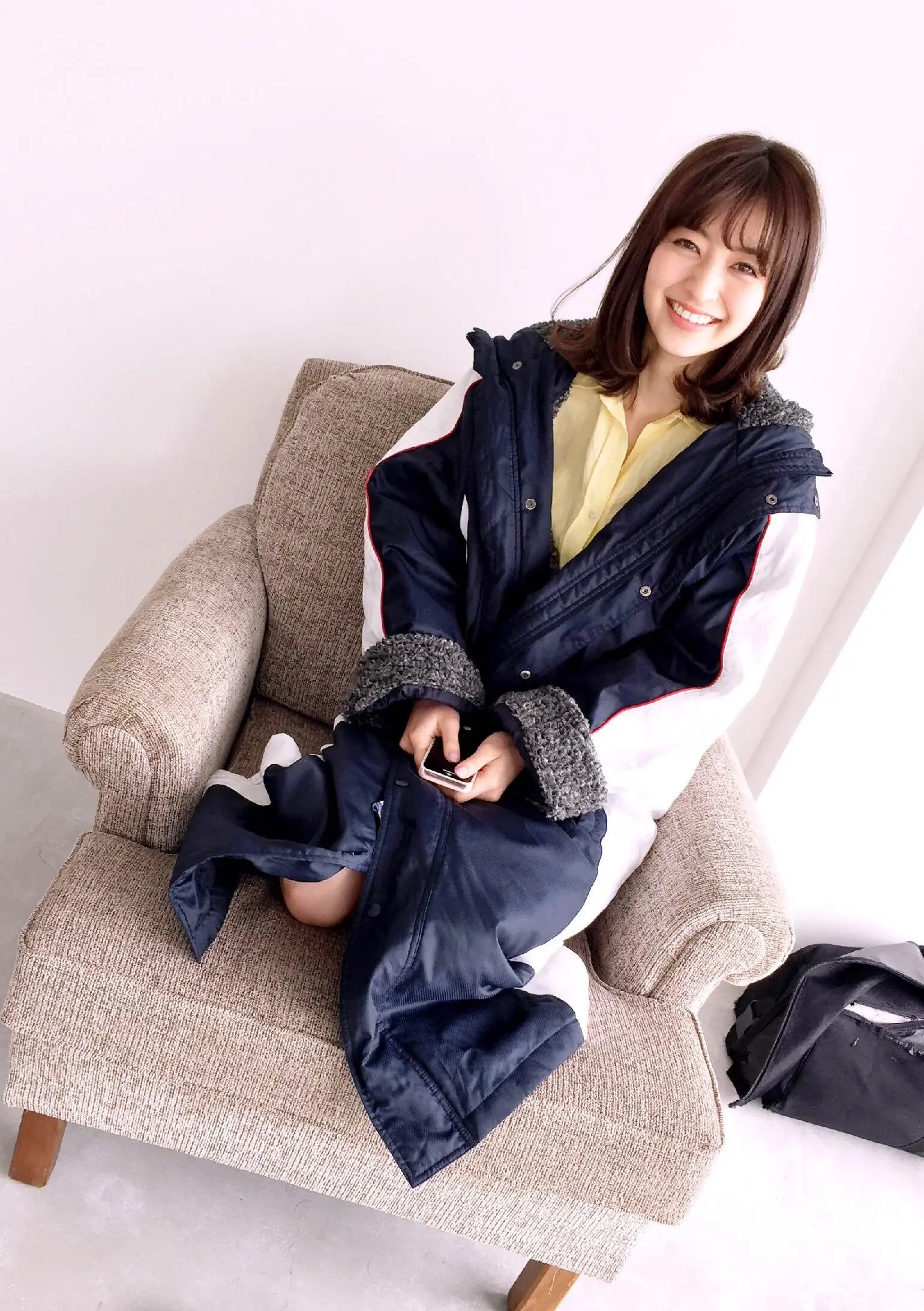 【オフショット】撮影待ちしてる逢沢りなちゃん♡_1