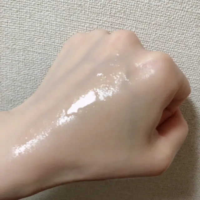 エッセンスを塗った手の甲