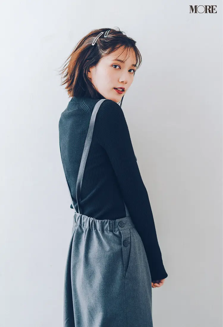 本田翼が“普通のニット”を“素敵”に変える! シンプルな日は顔まわり小物がモノを言うんです_1