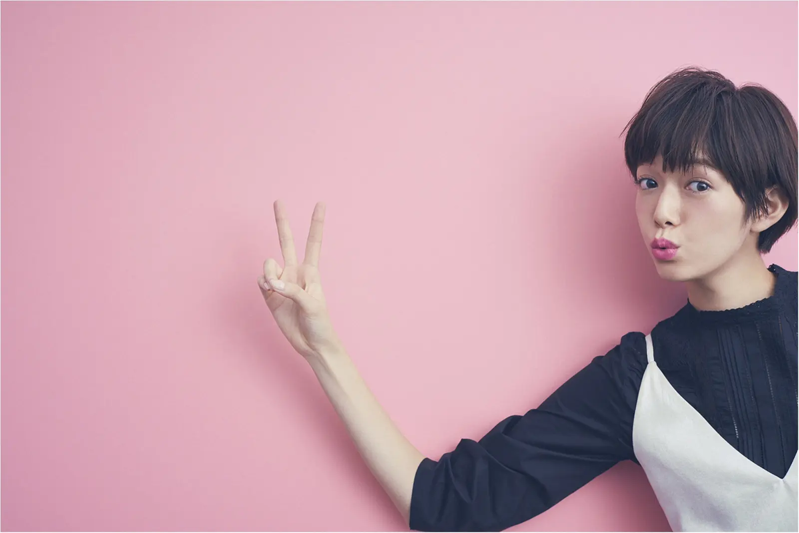 佐藤ありさ&佐藤栞里の間違い探しオフショットを公開!_4