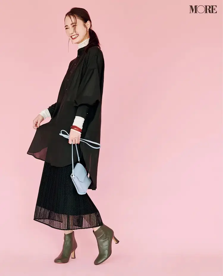 【2020-2021冬コーデ】黒のロングシャツ×黒のスカート×ショートブーツ