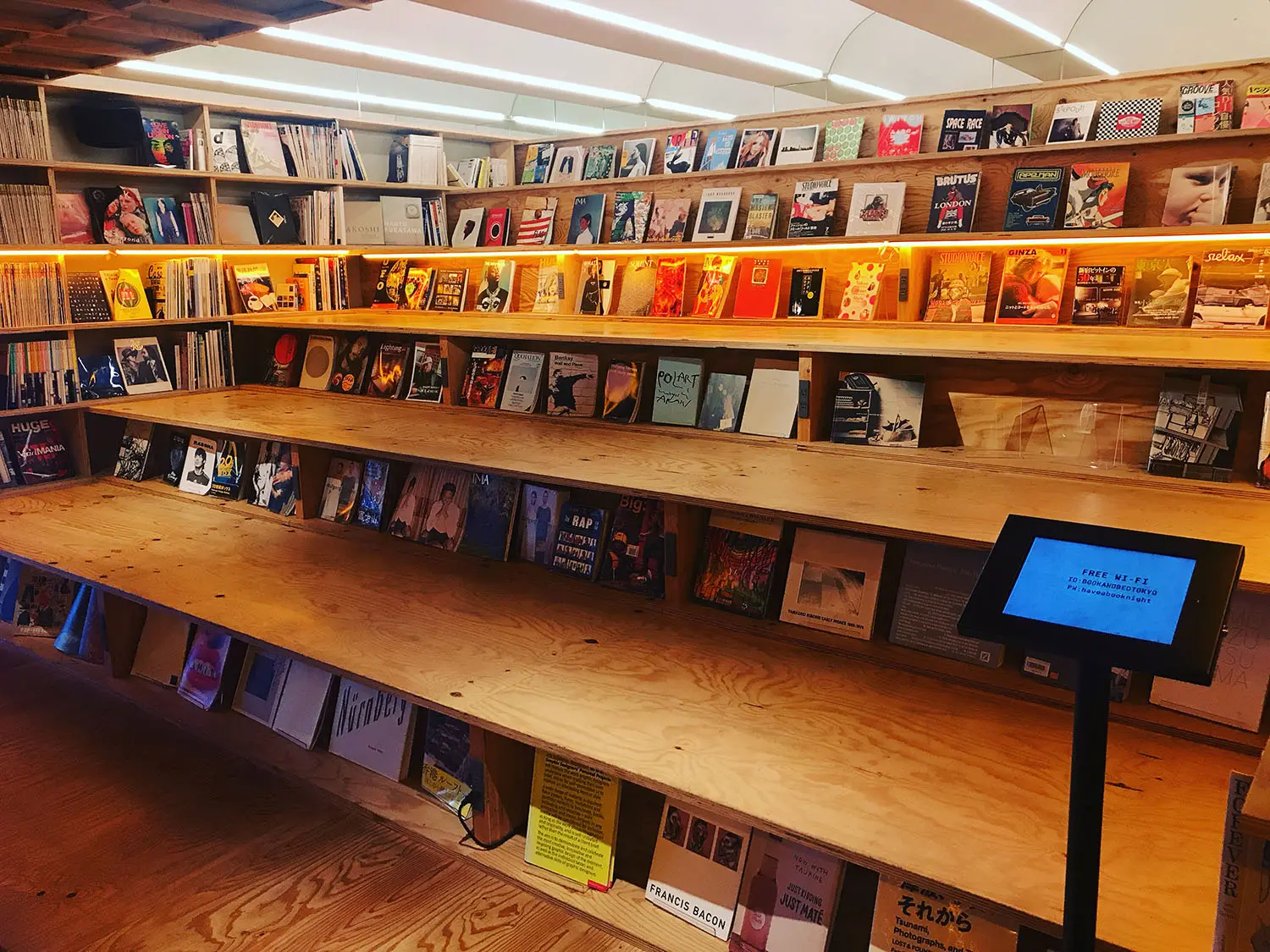「BOOK AND BED TOKYO SHINJUKU」の店内01