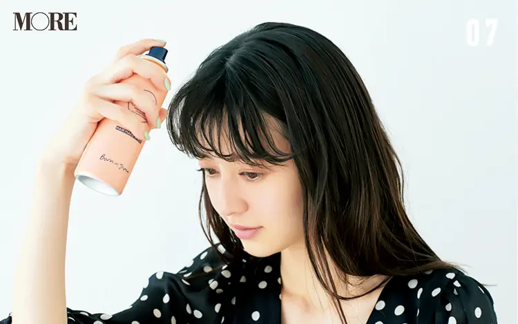 梅雨どきの前髪のうねりを生かして、上品でこなれた雰囲気に。ヘアアレンジ「ゆるカールバング」でおしゃれ度をアップ♡_10