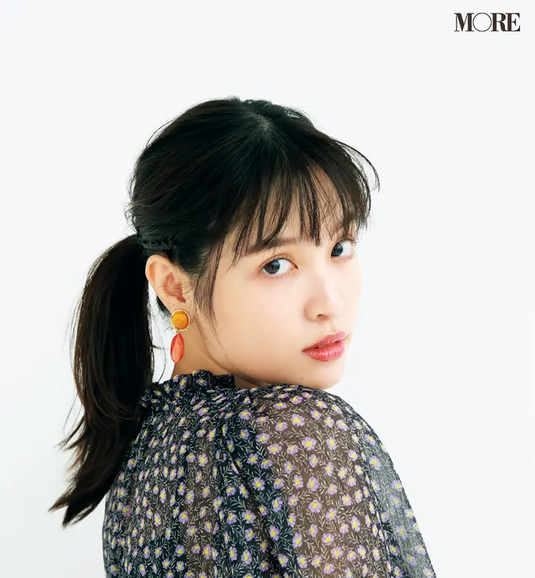 女っぽいけど甘すぎない小顔ヘアアレンジ! いつものポニーを華やかに見せる、旬の「極細三つ編み」ヘア♡ _1