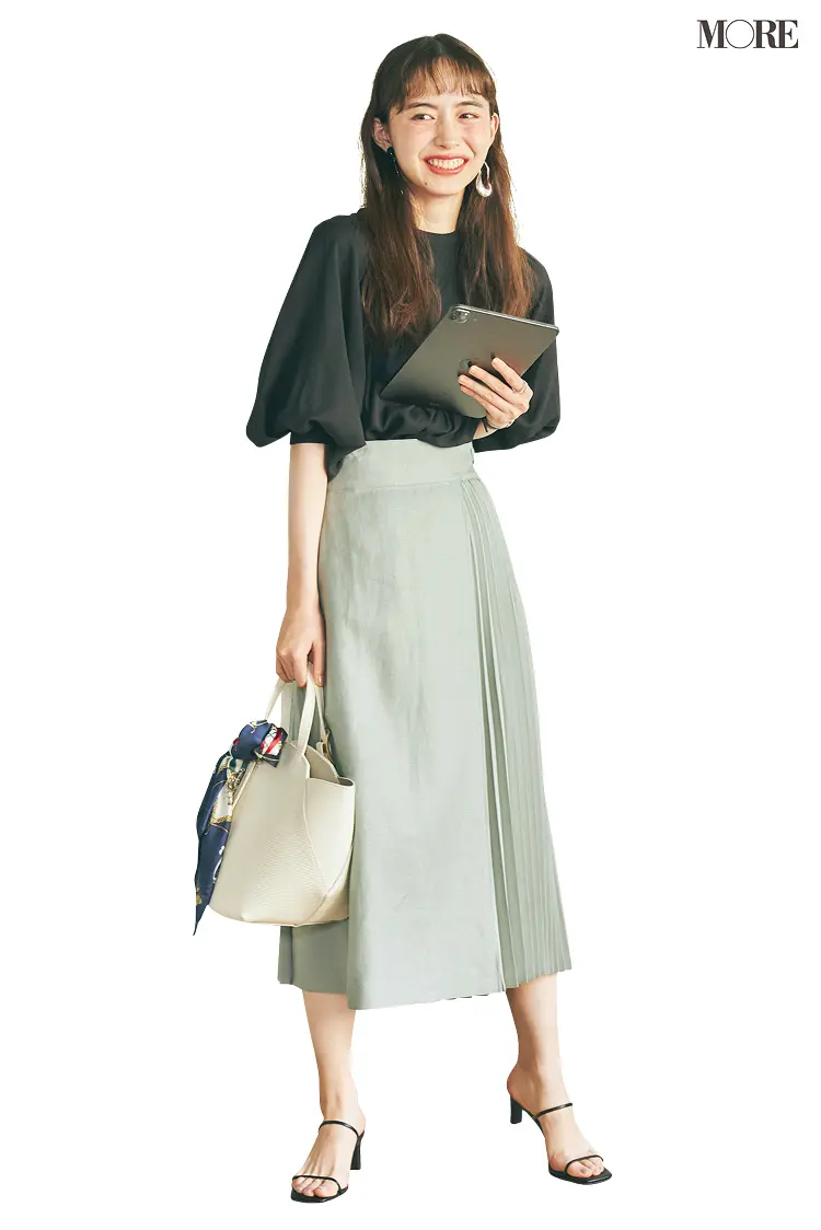 黒ブラウス×ミントグリーンのスカートコーデの井桁弘恵