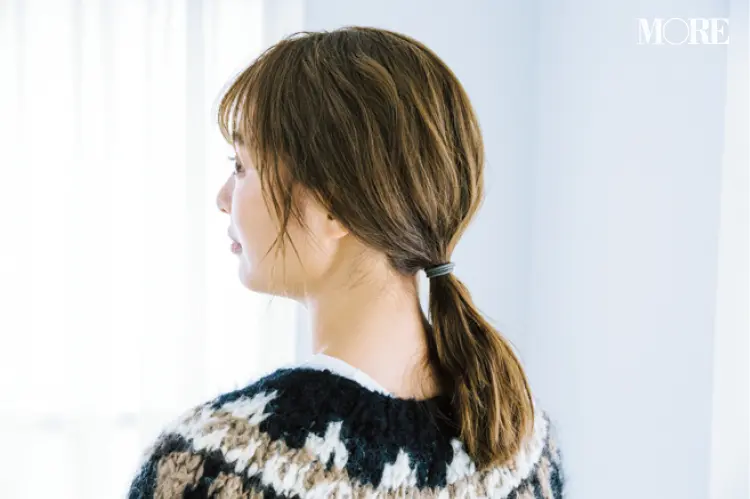 大人っぽくニットを着たいなら、タイトな三つ編みヘアアレンジで! ワックスやスプレーなど、おすすめのヘアスタイリング剤も_2