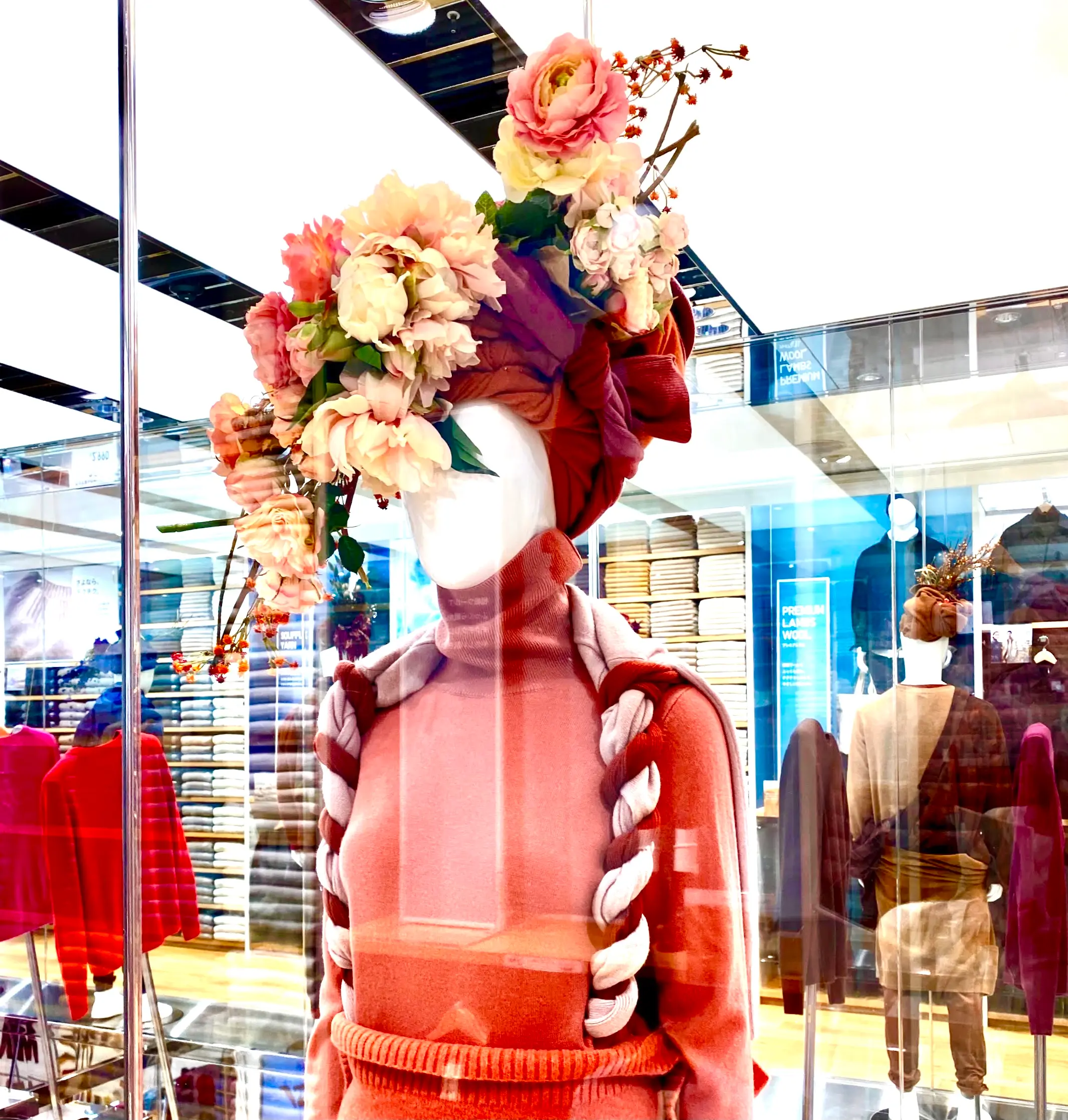 ユニクロ銀座店のニットと花を使ったインスタレーション