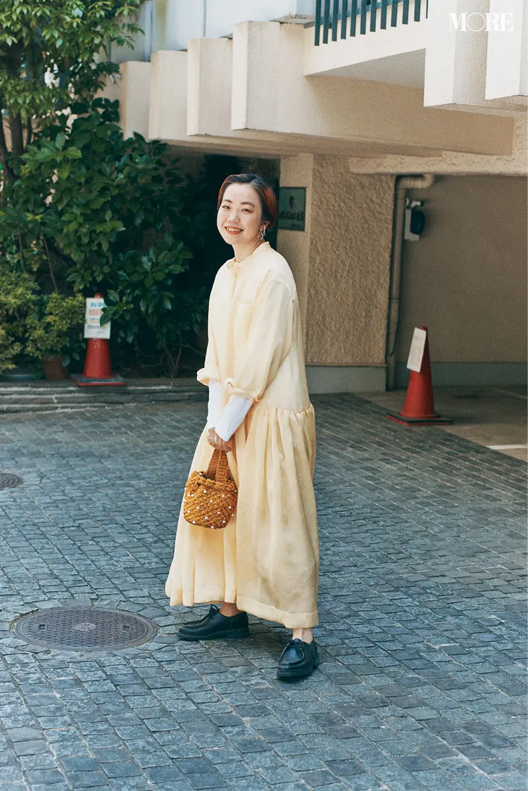 黄色のワンピースを着た高野麻子さん