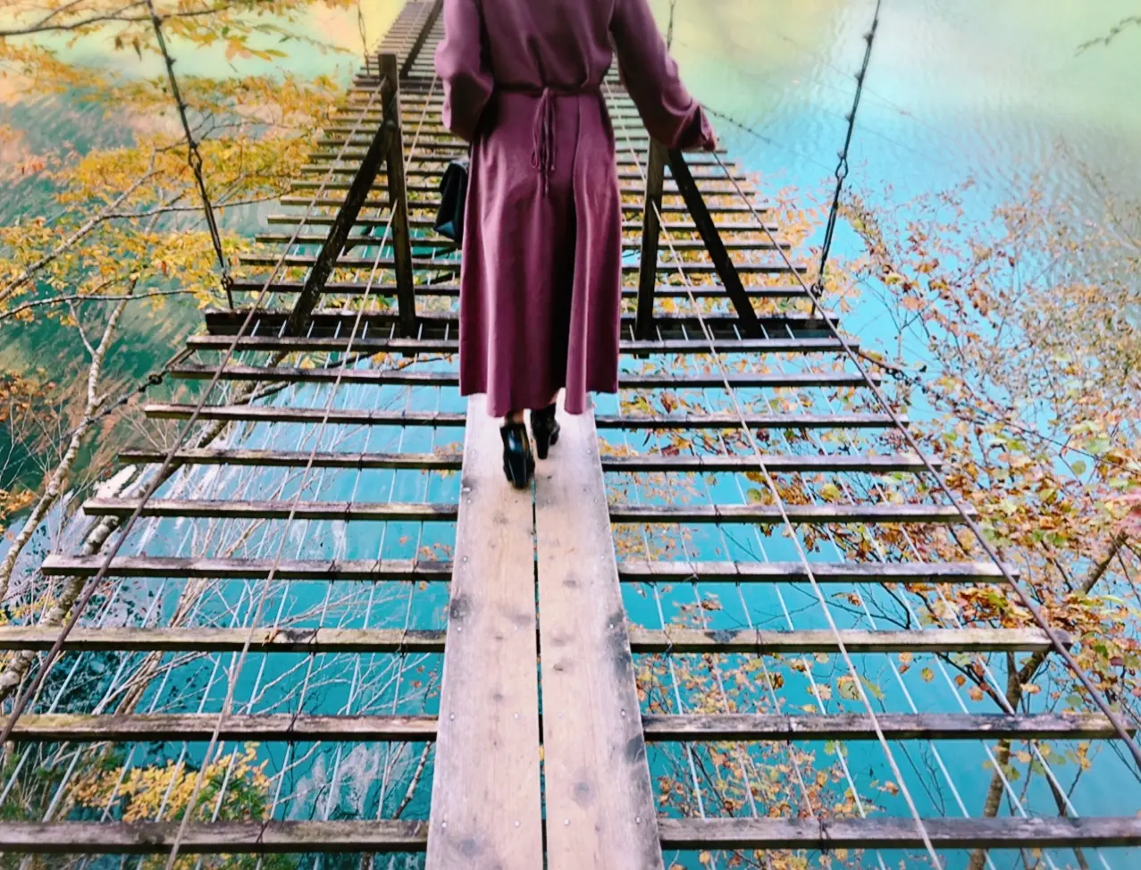 【#静岡】《夢の吊り橋×秋・紅葉》美しすぎるミルキーブルーの湖と紅葉のコントラストにうっとり♡湖上の吊り橋で空中散歩気分˚✧₊_6