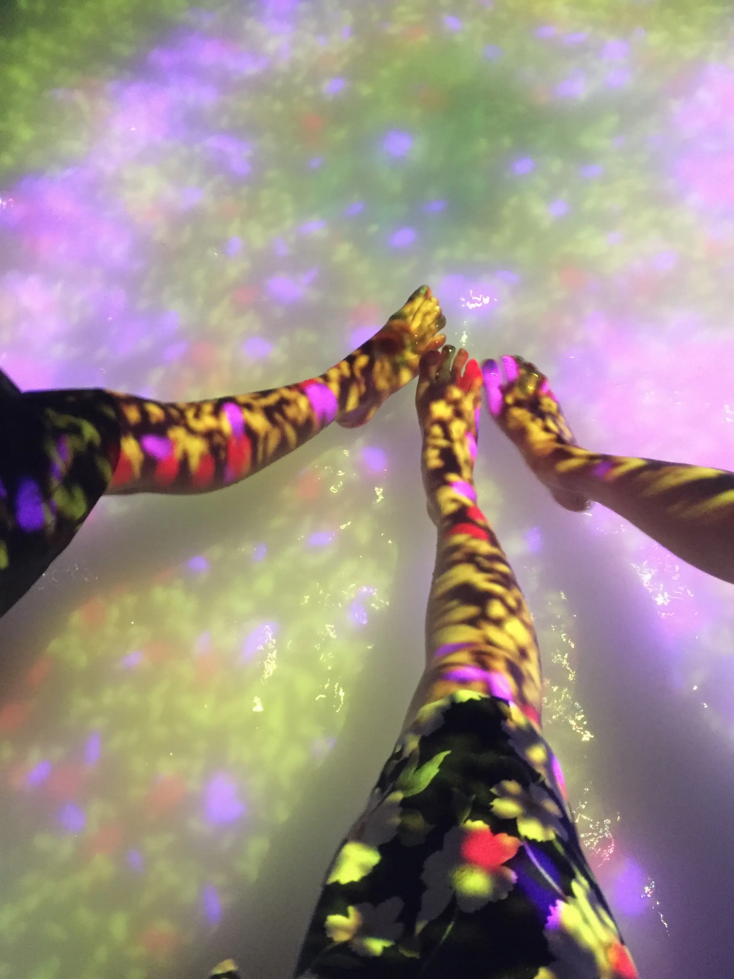 【夏のお出掛けスポット/DMM.プラネッツ Art by teamLab】水に浸かったり仰向けになったりして鑑賞する『デジタルアート』が幻想的✨8/31まで!お台場に急げ♩≪samenyan≫_15