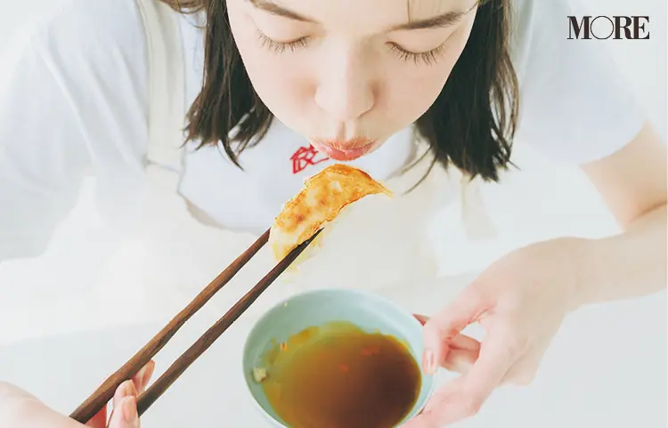 佐藤栞里が静岡県のおすすめお取り寄せグルメ「石松餃子」の餃子を食べている様子
