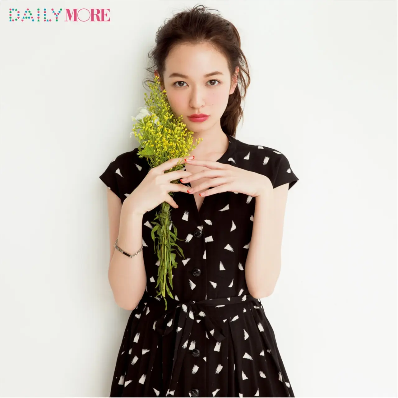 絶対誰かに褒められる♡ 「夏服に、新しいネイルとクチビル」の法則【ーワンピならこうする編ー】_1