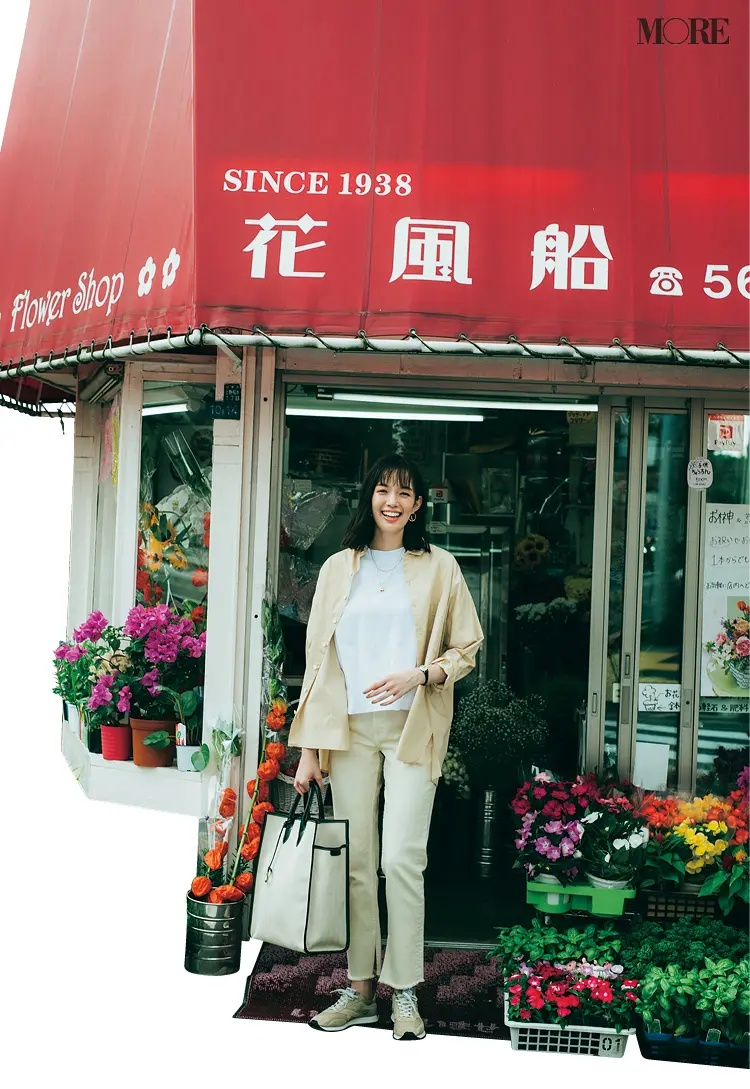 シャツ×ホワイトデニム×スニーカーコーデの佐藤栞里